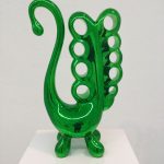 <p><strong>Beschichtung: Chrom-Optik-Beschichtung, grün lasiert, mehrfach mit Klarlack versiegelt<br />
</strong>Mario Dalpra, „MIRACULO in green“ 75cm x 50cm x 25cm, Bronze <strong><br />
</strong></p>
