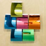 <p><strong>Beschichtung: Chrom-Optik, farbig lasiert<br />
</strong>Denise Hachinger, Wandobjekte, Kunststoff, 220x170x14 mm, 2020</p>
