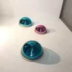 <p><strong>Coating: galvanical chromed, colour glazed, sealed with clear coat<br />
</strong>Denise Hachinger, wall objects, acrylic glass, Ø 400mm / Ø 500 mm, 2020</p>
